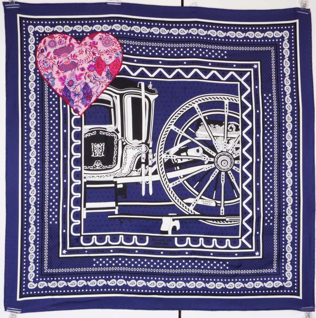 Hermès Scarf - Balade en Berline application Coeur - Image 11