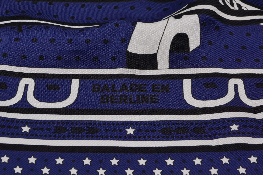 Hermès Scarf - Balade en Berline application Coeur - Image 4