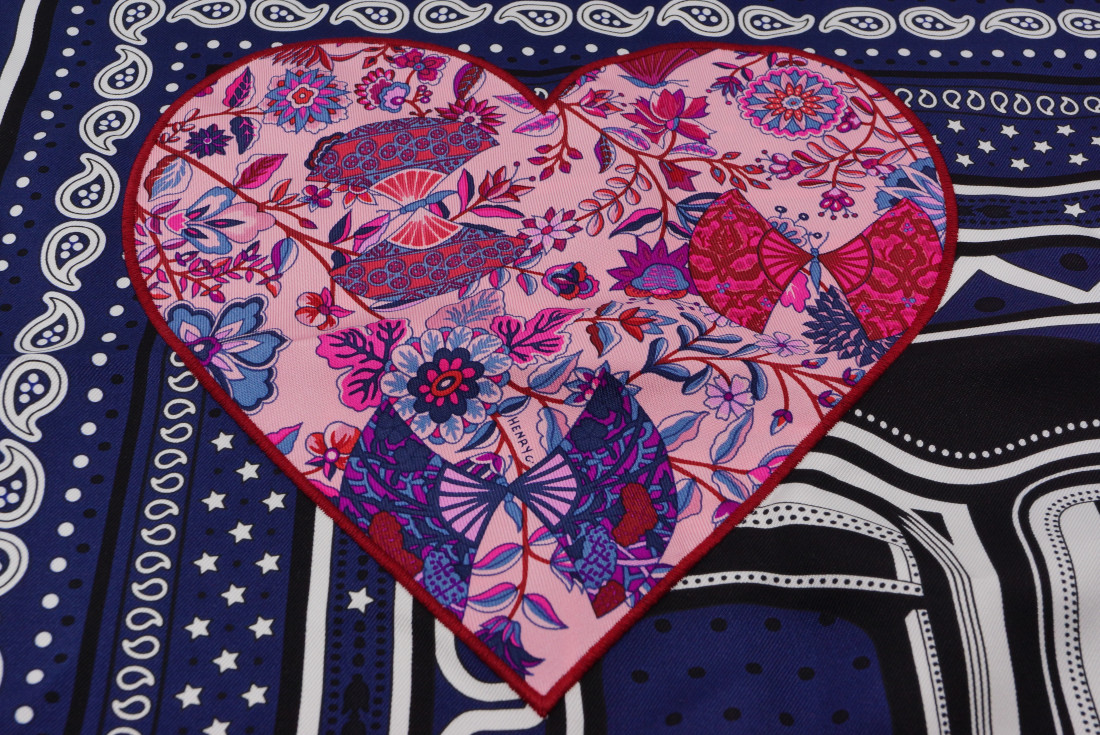 Hermès Scarf - Balade en Berline application Coeur - Image 7